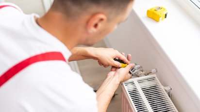 Handwerker bei der Heizungsmontage