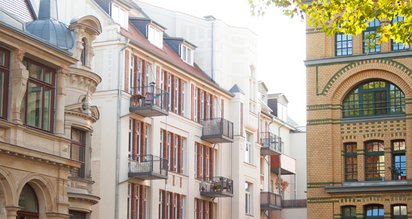 Virtuelle Eigentümerversammlung wird in den Räumlichkeiten einer Altbau-WEG abgehalten