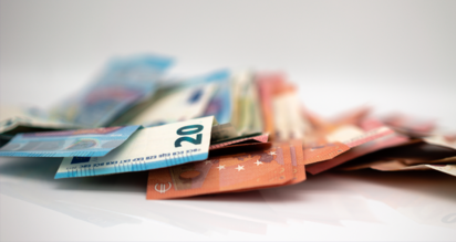 Durch Weiterbildung des Verwalters gesparte Geldbeträge in Scheinen verschiedener Größe