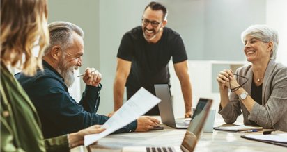 VDIV Thema Erfahrungsaustausch - vier Personen sitzen an einem Tisch und unterhalten sich