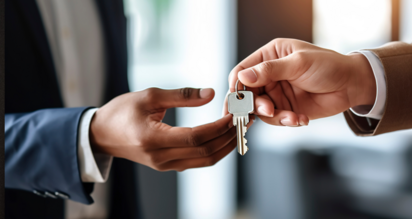 Mietverwalter übergibt Wohnungsschlüssel nach einer Fortbildung