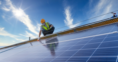 Verwalter lässt nach Weiterbildung eine geförderte Photovoltaikanlage montieren