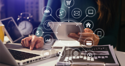 Ein Verwalter besucht ein Online-Seminar zur Weiterbildung