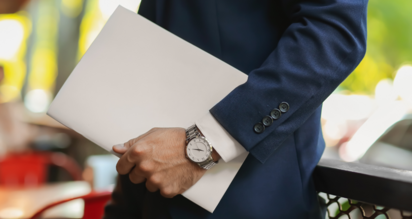 Seminarleiter mit Unterlagen bei Online Seminar zur virtuellen Eigentümerversammlung