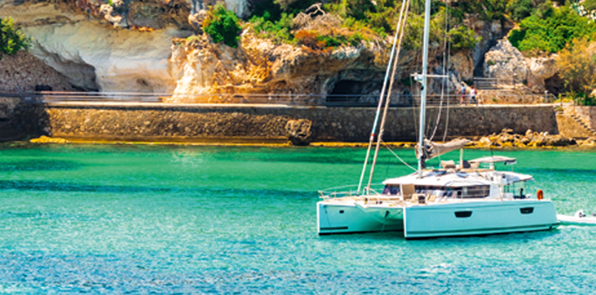 Katamaranausflug für Immobilienverwalter in eine kleine Bucht auf Mallorca im Rahmen der Weiterbildung "Sommerakademie"