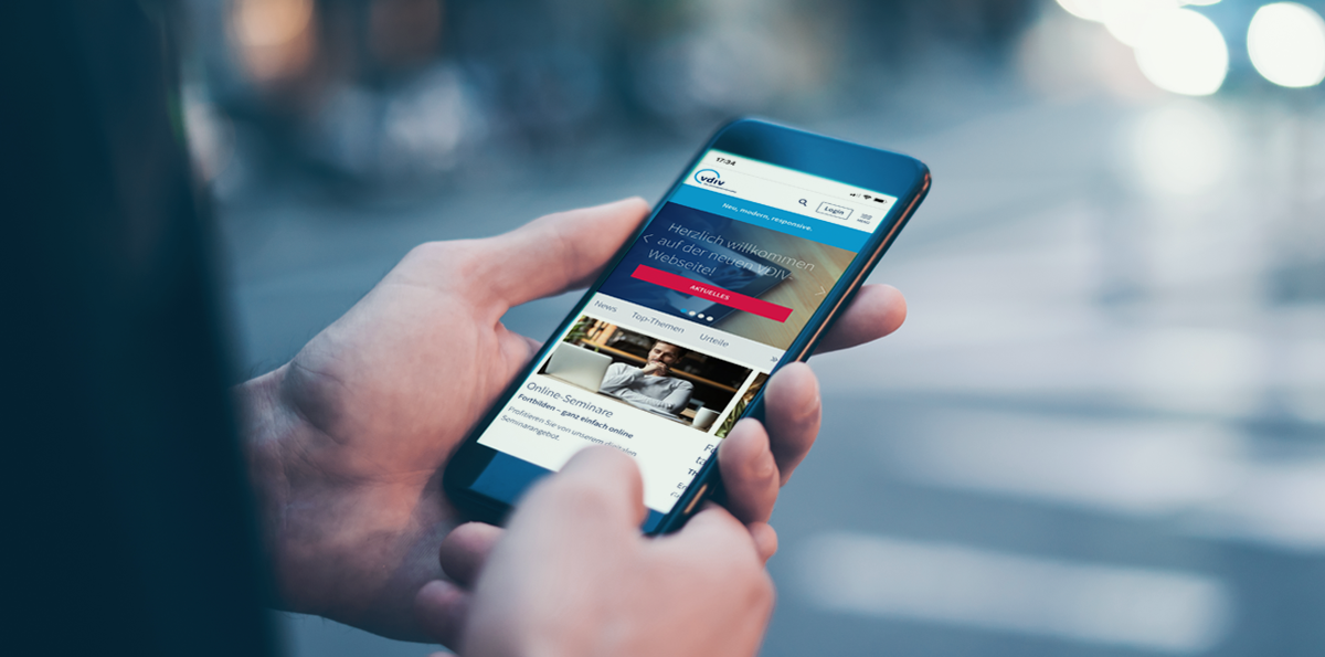 Immobilienverwalter liest den Newsletter des VDIV Deutschland auf seinem Smartphone