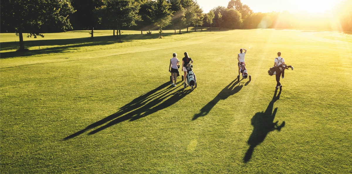 VDIV Golf Cup - Golfspieler auf Green mit Sonne