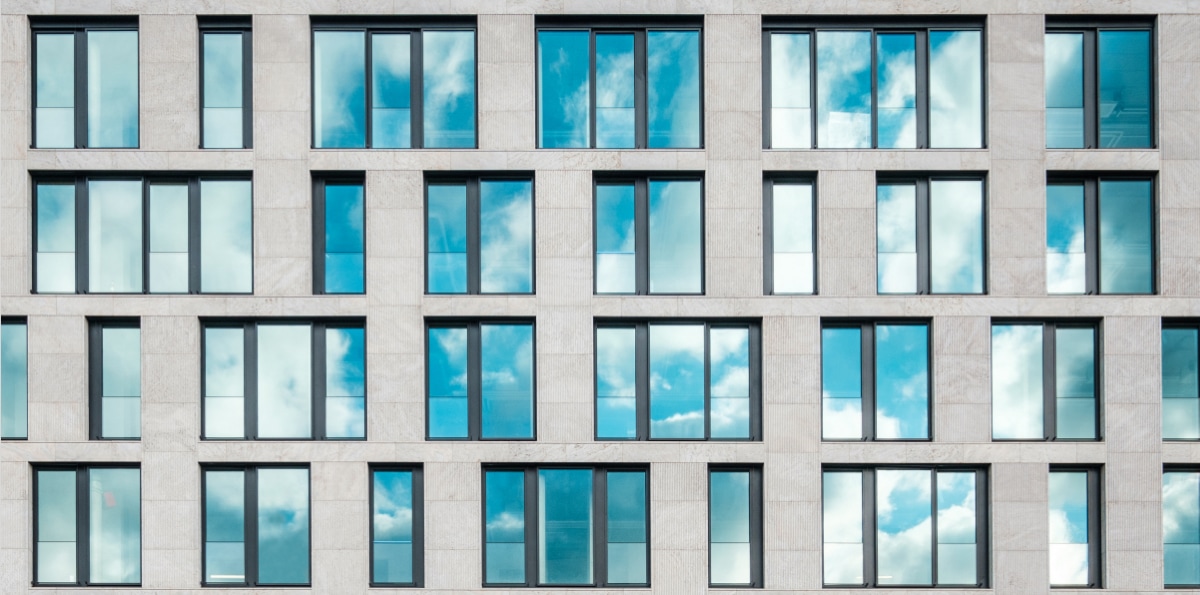 Fensterfront des Gebäudes einer Immobilienverwaltung des VDIV Deutschland